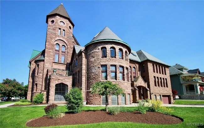 Primary Photo - 233 Richmond Ave