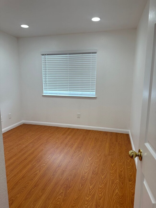 Building Photo - Stunning 3 Bed 3 Bath Duplex in Placentia with Open Floor Plan and Vaulted Ceilings.