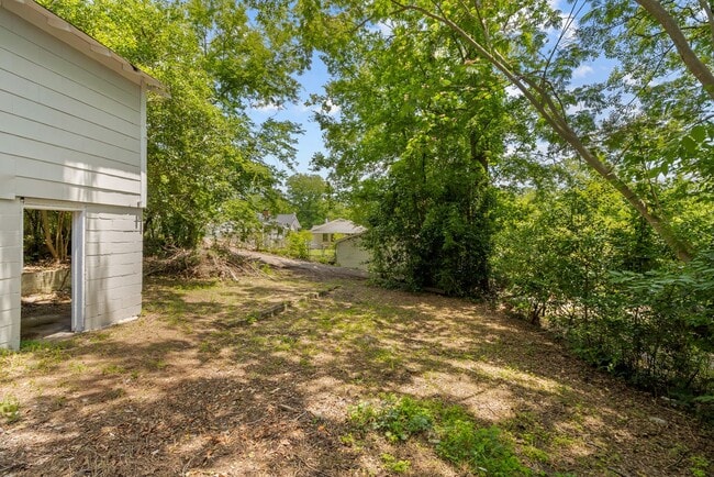 Building Photo - Spacious 4 Bedroom 2 Bath Home