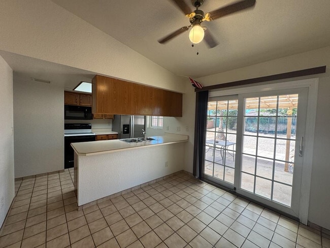 Building Photo - 1205 E Cottonwood Dr