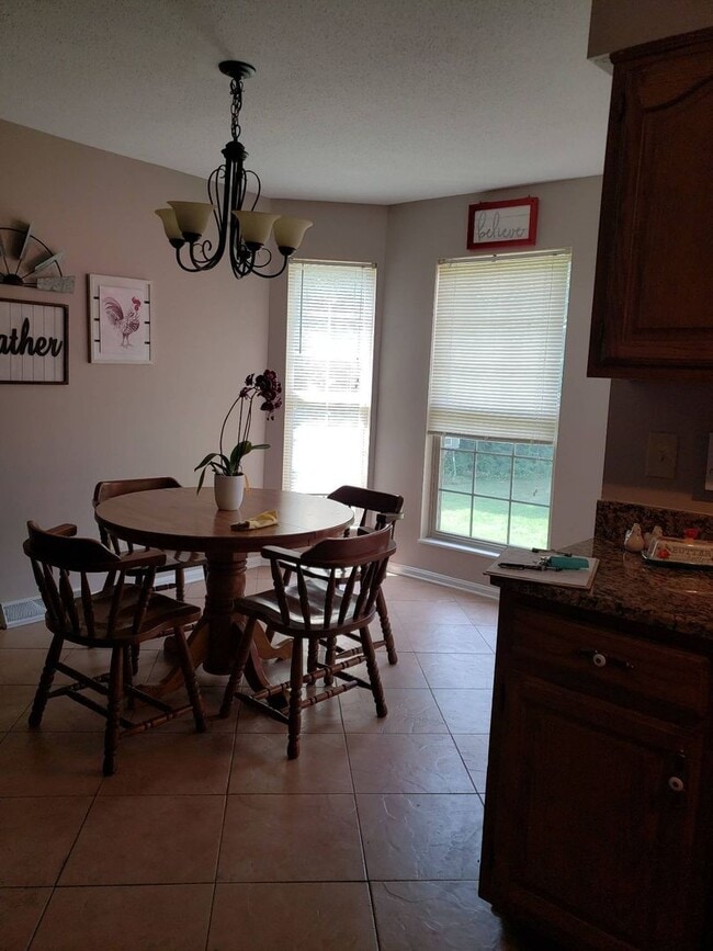 Building Photo - 404 Silk Oak Dr