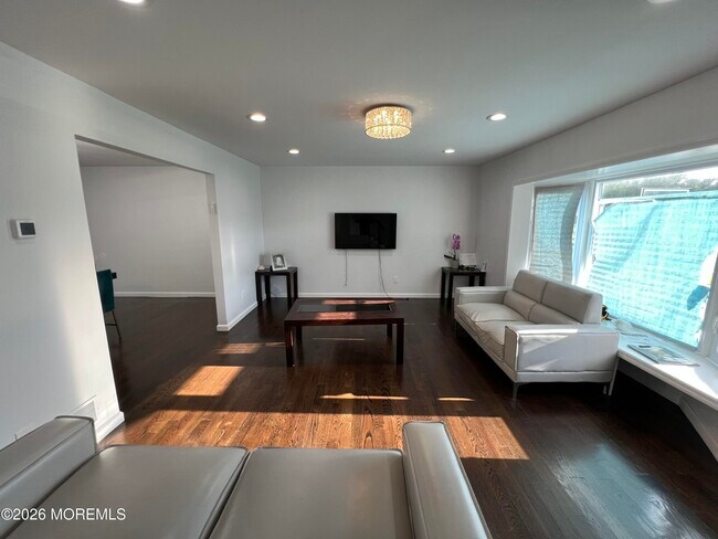 Building Photo - 8 Ridge Rd