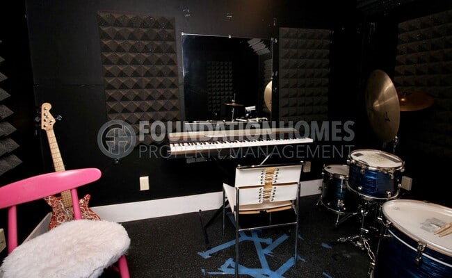 Building Photo - Creative Cottage Retreat – Near Downtown San Anselmo- Music Studio - A/C - FOUNDATION