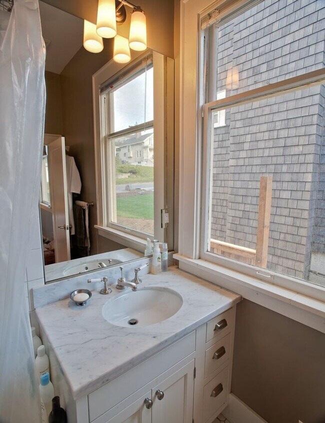 Building Photo - Gorgeous 3 bedroom Home Overlooking Bellin...