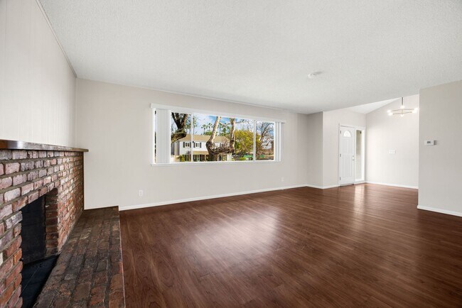 Building Photo - Tri Level 4 bedroom plus Family Room in Yorba Linda