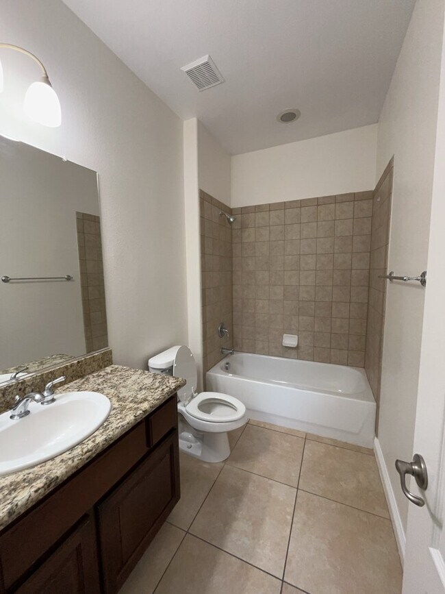 Building Photo - 533 Blanche Ct