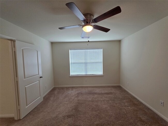 Building Photo - 723 Crystal Lakes Dr