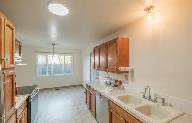 Building Photo - Charming One-Level Home with Private Yard ...
