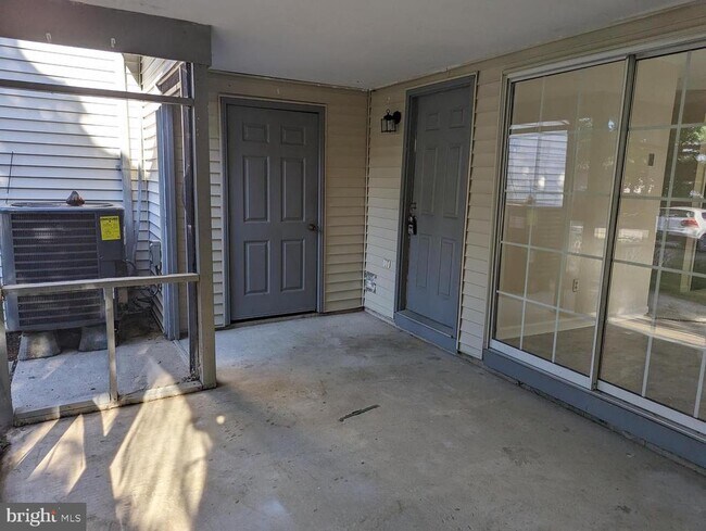 Building Photo - 830 Woodcrest Dr