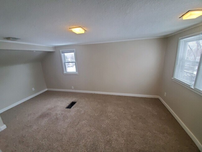 Building Photo - 3 Bedroom, 2 Bathroom Home with 1+ car attached garage