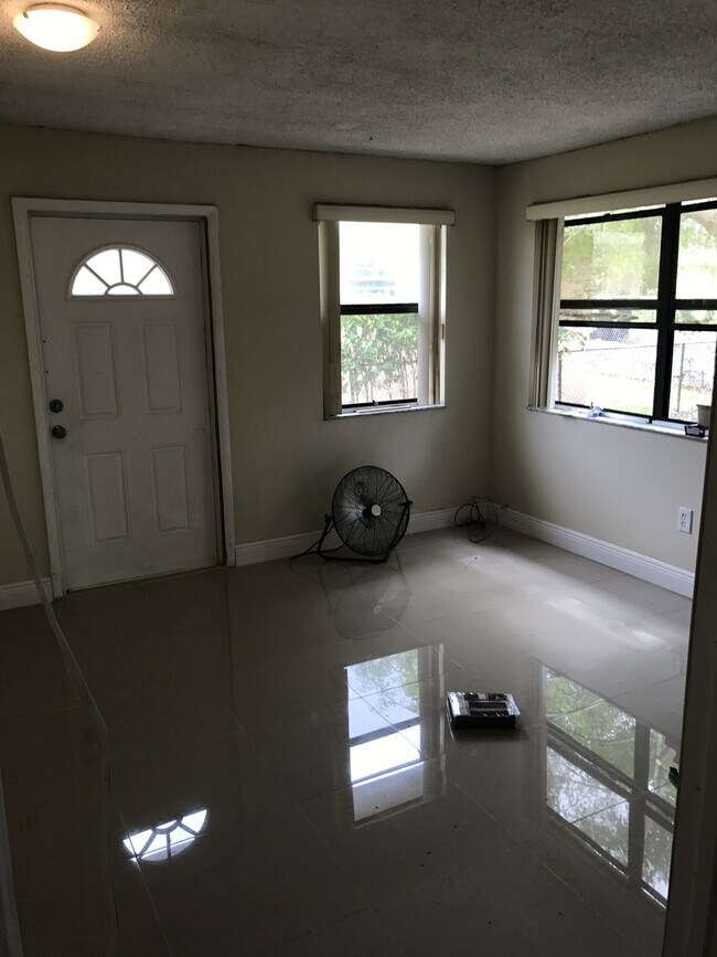 Building Photo - Nice 5-2 house in Dania