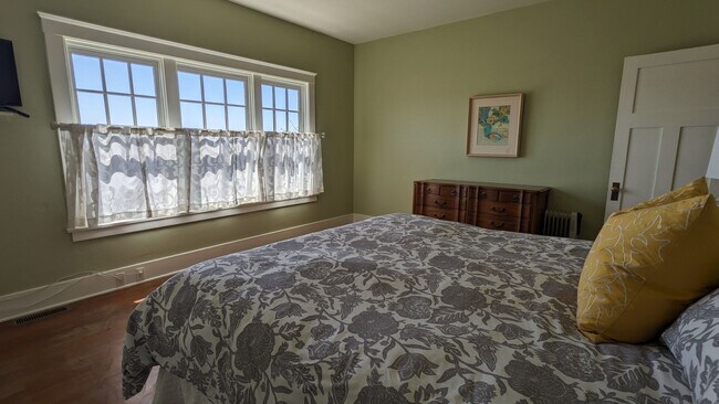 Building Photo - Furnished spacious 2/1 historic home in do...