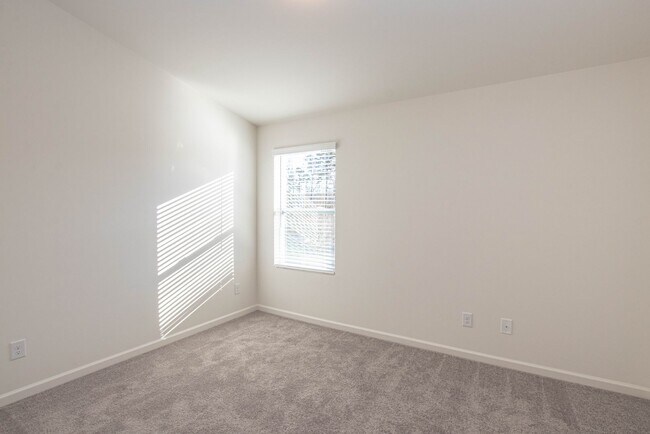 Building Photo - BEAUTIFUL 2 Bedroom Townhome in MIDLAND - Move In Special