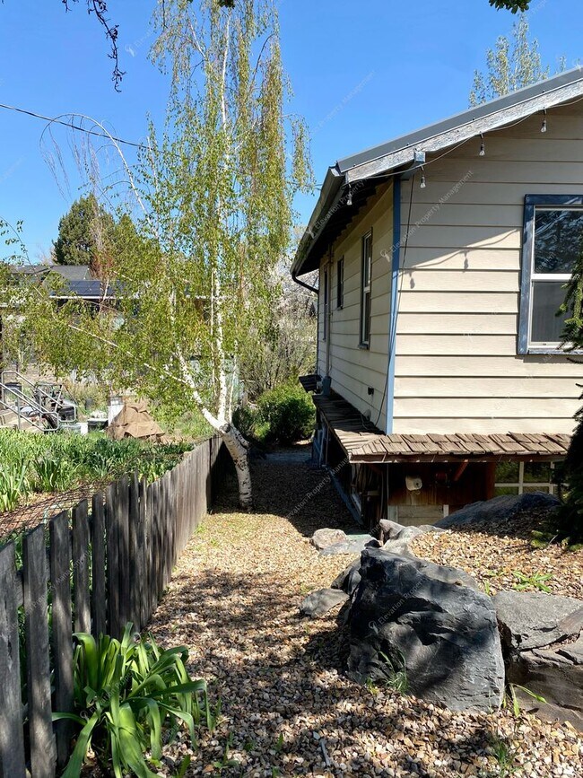 Building Photo - Unfurnished - Charming 3-Bedroom Home in D...