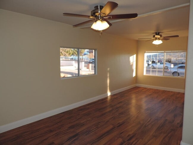 Building Photo - Dog Friendly - 4 Bedroom with Granite Counter tops.