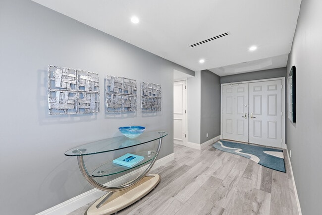 Building Photo - 8111 Bay Colony Dr