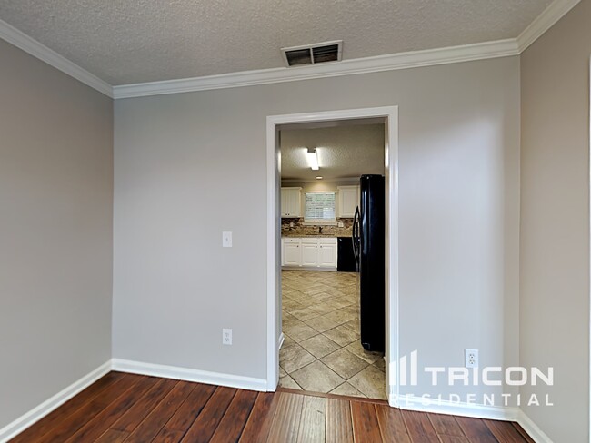 Building Photo - 404 Gresham Dr