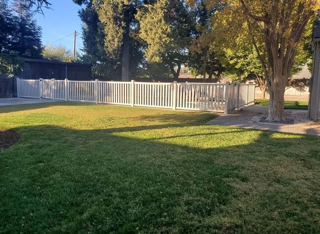 Building Photo - Charming 3-Bed, 2-Bath Home with Oversized...