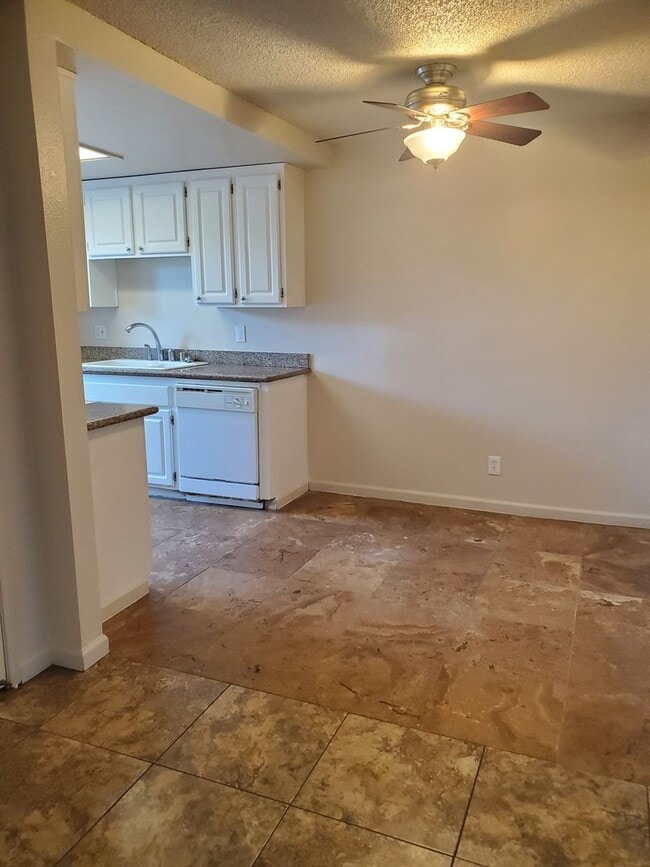 Building Photo - FLO1313