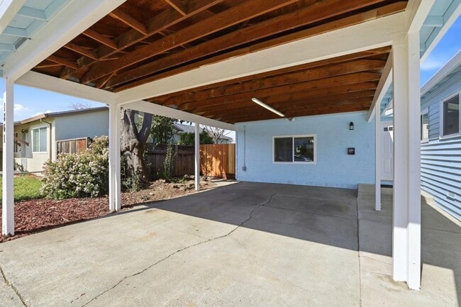 Building Photo - 1861 Nelson Dr