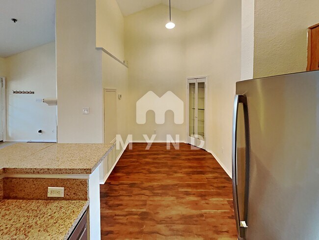Building Photo - 4800 W Lovers Ln Apt 518