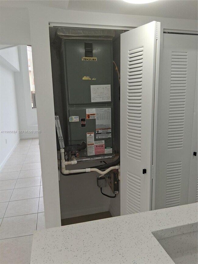 Building Photo - 15495 N Miami Lakeway