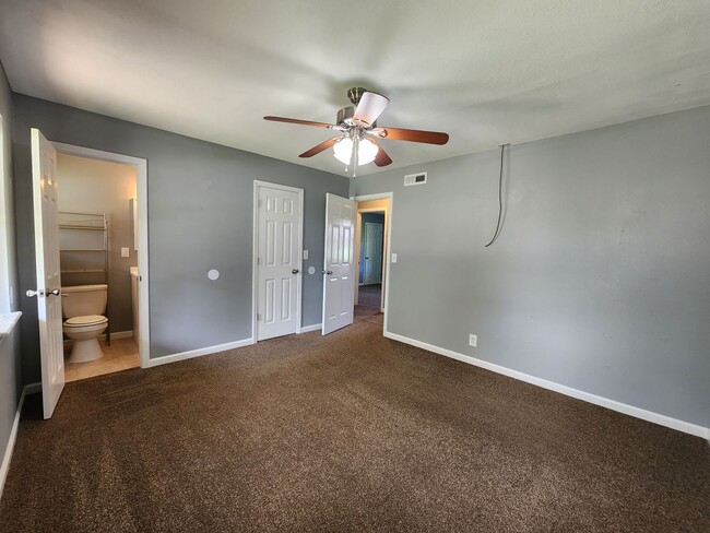 Building Photo - 3 Bedroom 1.5 Bath home in Shawnee!