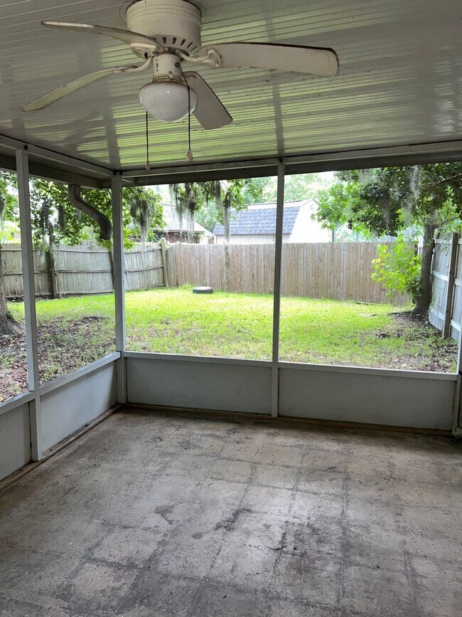 Building Photo - Two Story 3 Bed 2.5 Bath Available Early S...