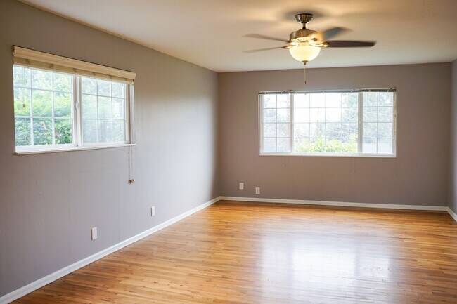 Building Photo - Near OHSU: Classic Corner 2 Bedroom w Larg...