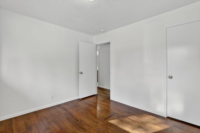 Building Photo - 4 bedroom: Single Level SE Portland Home