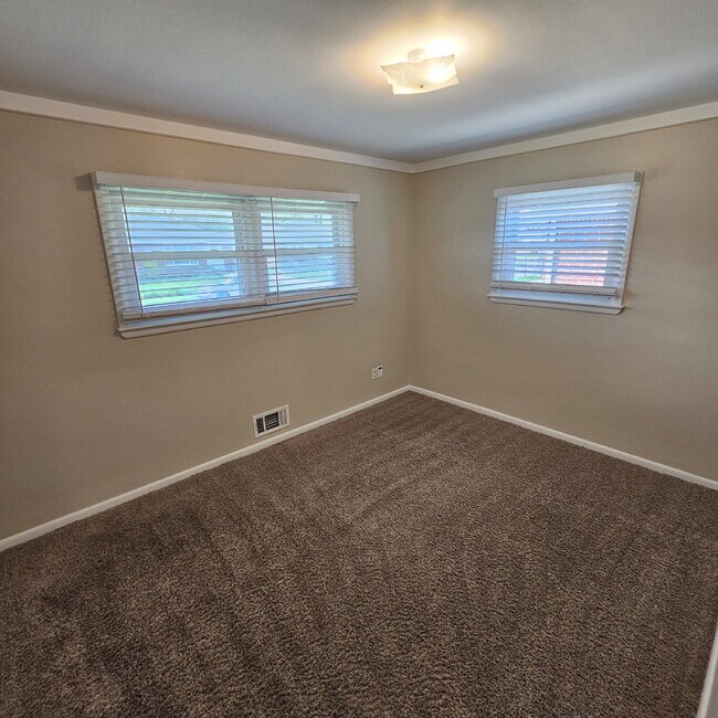 Building Photo - Updated 3 Bedroom w/ Granite, updated cabinets + Stainless Appliances in Kitchen – 1.5 Bath, Semi...