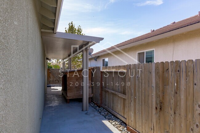 Building Photo - 1385 Deerwood St