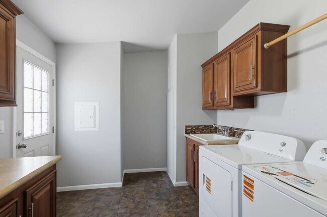 Building Photo - "Spacious 4-Bedroom Oasis with 2 Full Baths on Mount Rainier Ave, Las Vegas – Your Perfect Retrea...