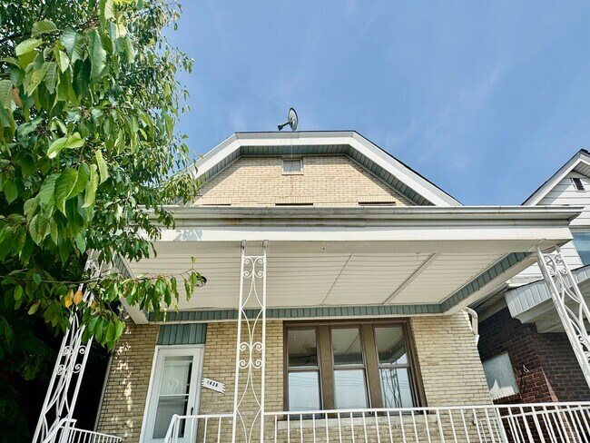 Building Photo - Newly Renovated 2 Bed, 1 Bath Home with Bonus Room - Conveniently Located, Central Heat - Availab...