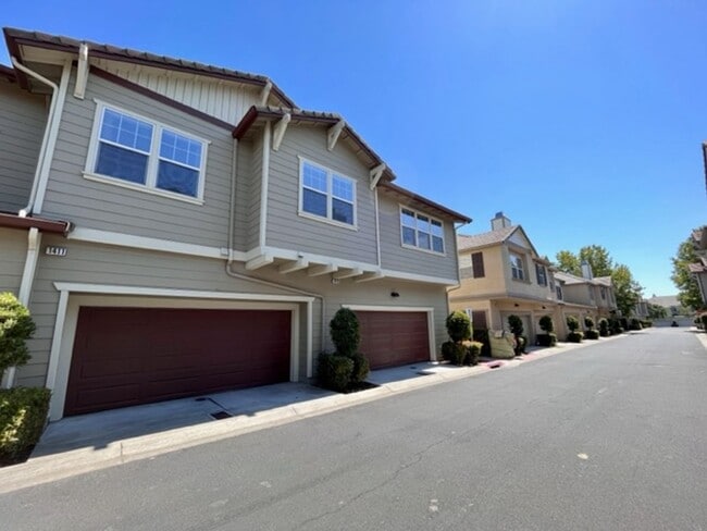 Building Photo - Beautiful 3BD/3BA, Two-Story Corner Unit C...
