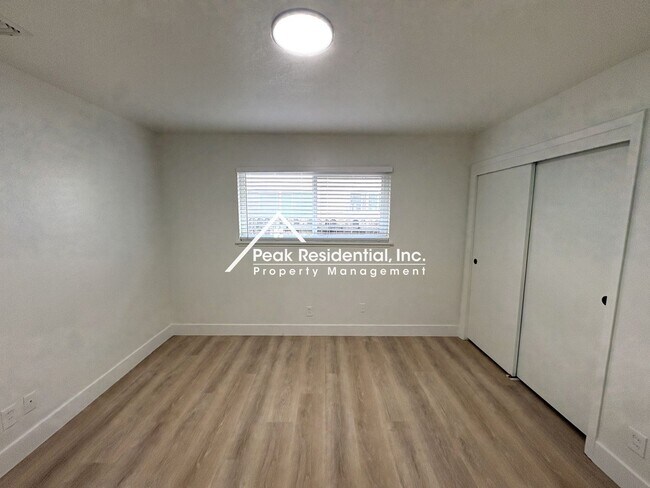 Building Photo - Updated 2bd/1ba Sacramento Duplex