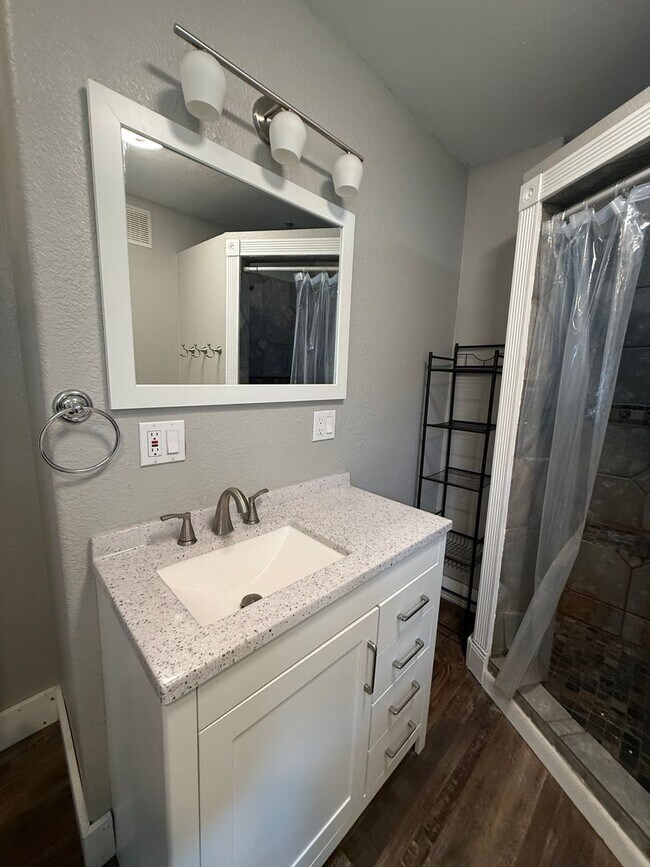 Building Photo - 529 S Dakota St