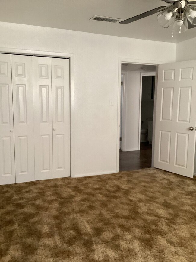 Building Photo - Newly Renovated 3 Bed House!