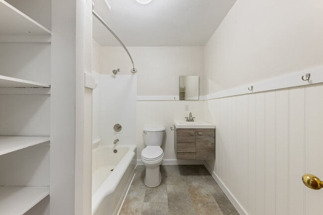 Building Photo - Charming Remodeled Duplex: Pet Friendly!