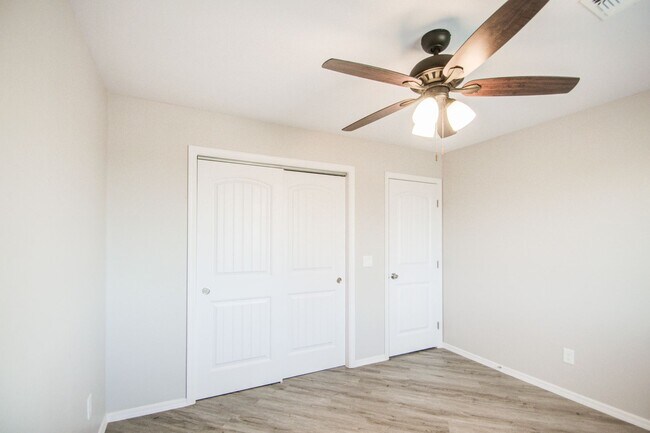 Building Photo - Large 1 + Acre Lot with 3 bedroom home in ...