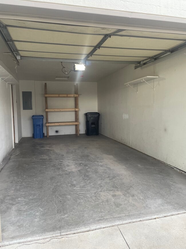 Building Photo - 1351 E Oakland St