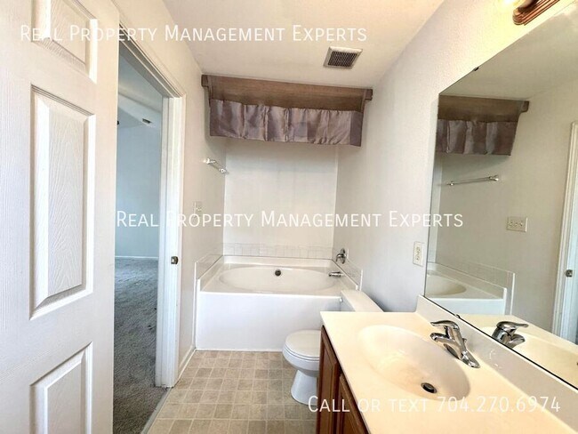 Building Photo - 8549 Filbert Ln