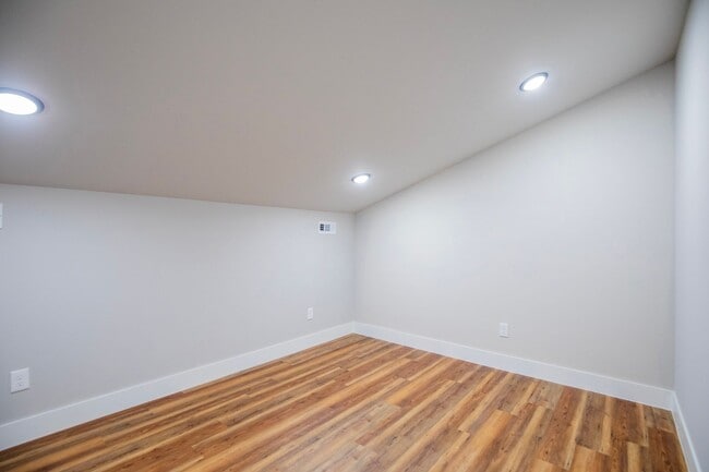 Building Photo - ***905 Seaborn***