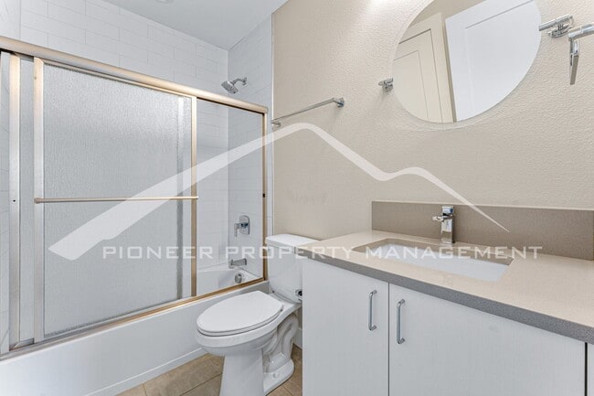 Building Photo - Spacious Townhouse with Washer/Dryer and G...