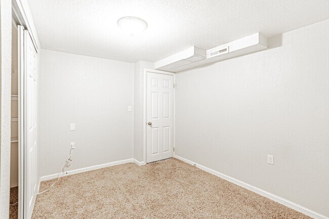 Building Photo - Exceptional 4-Bed, 2-Bath Home in Englewoo...