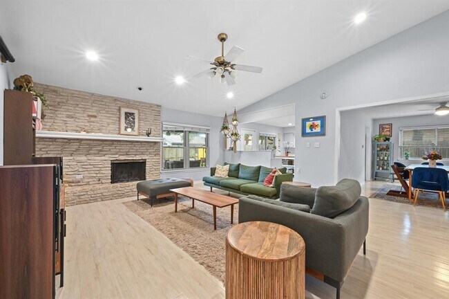 Building Photo - 2509 Redleaf Ln