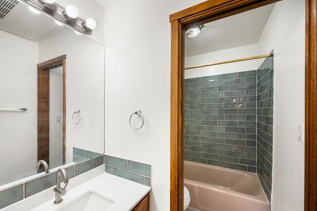 Building Photo - Inviting Studio in the Heart of Downtown S...