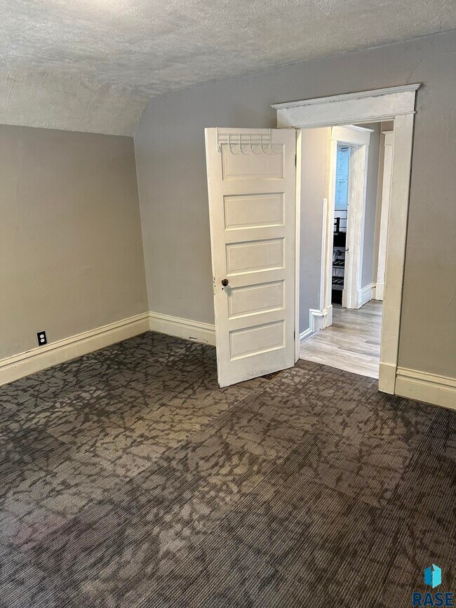 Building Photo - 714 S 1st Ave