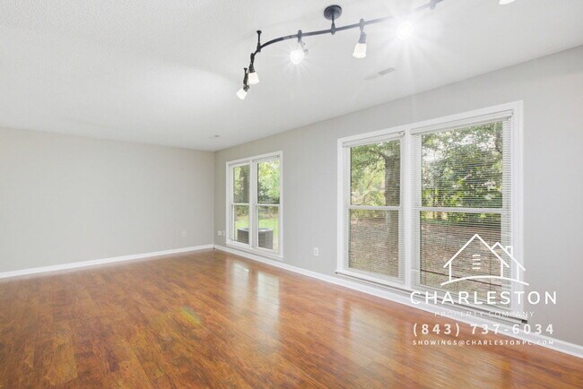 Building Photo - 2067 Dogwood Rd