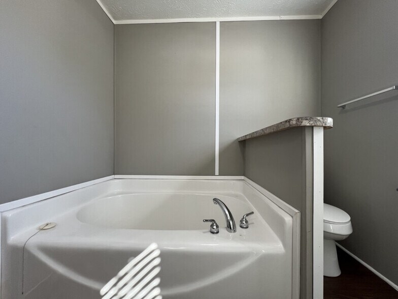 Building Photo - 125 E Sourwood Dr